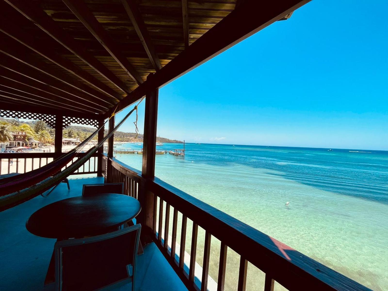 Fosters West Bay Resort Екстериор снимка